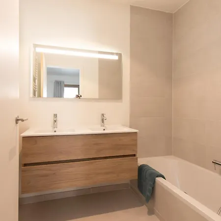 Serendipity - New 2 With Free Parking Oostende